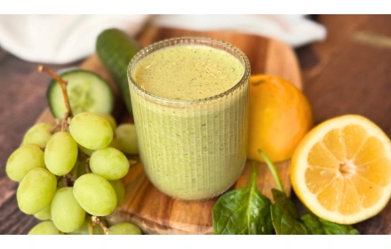 Koktajl banan-jabłko ze szpinakiem i masłem orzechowym